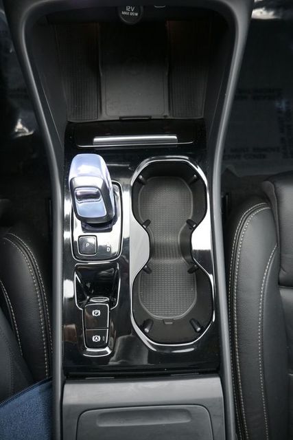 2024 Volvo XC40 Plus - Photo 10