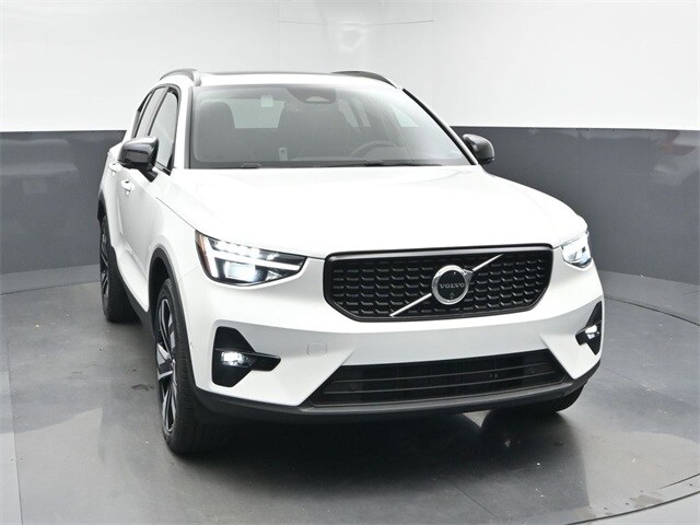 2024 Volvo XC40 Plus photo 2