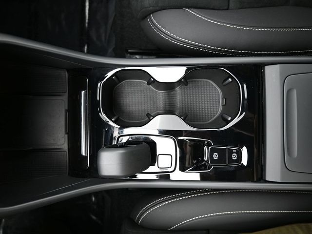 2024 Volvo XC40 Plus - Photo 10