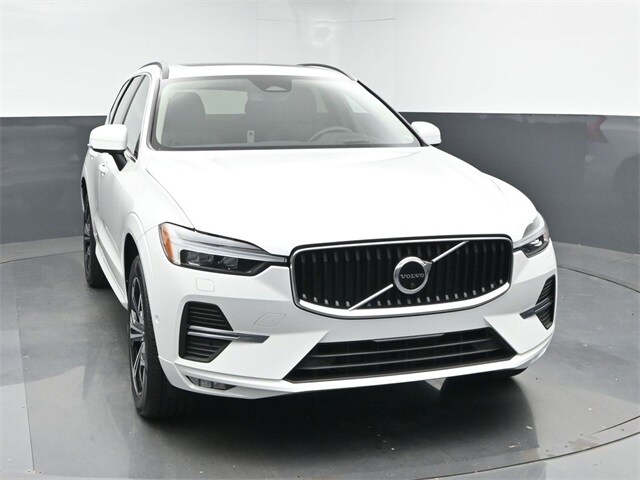 2022 Volvo XC60 B5 Momentum photo 2
