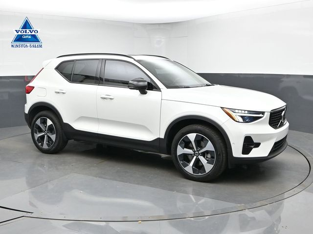 2024 Volvo XC40 B5 Plus Dark AWD's photo