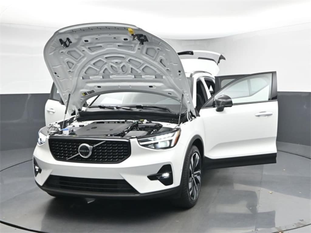 Used 2024 Volvo XC40 B5 Plus Dark Theme SUV