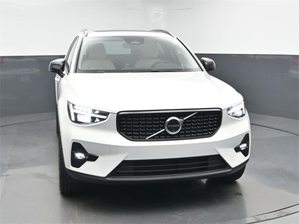 New 2025 Volvo XC40 B5 Plus Dark Theme SUV