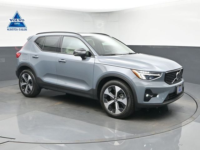 2023 Volvo XC40 B5 Plus Dark Theme SUV