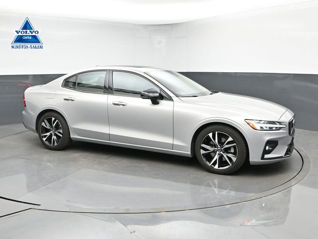 2023 Volvo S60 B5 Core Dark Theme's photo