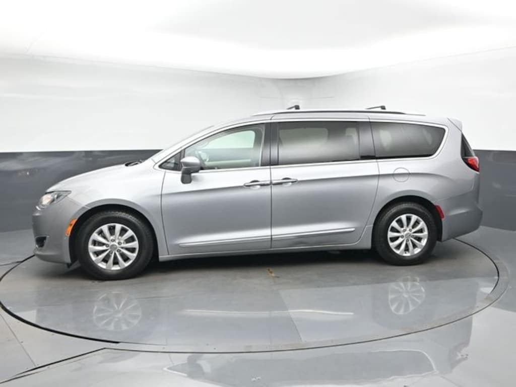 Used 2018 Chrysler Pacifica Touring L Minivan/Van
