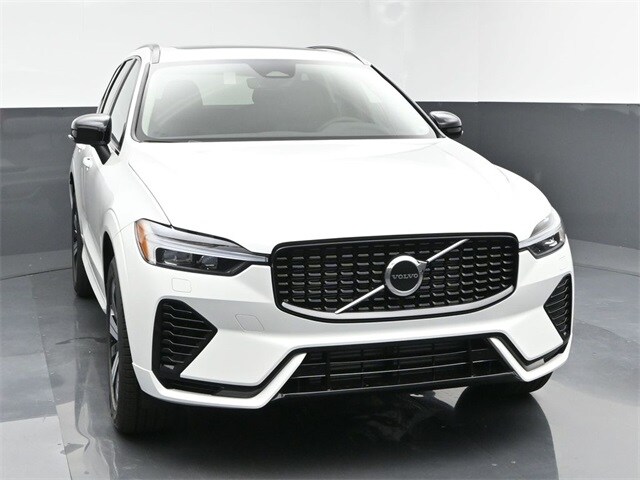 2025 Volvo XC60 Hybrid T8 Core photo 2