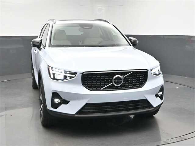 2026 Volvo XC40 Plus photo 2