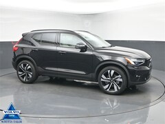 2024 Volvo XC40 B5 Plus Dark Theme SUV