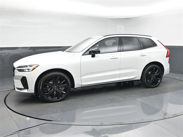 2026 Volvo XC60 B5 Black Edition photo 3