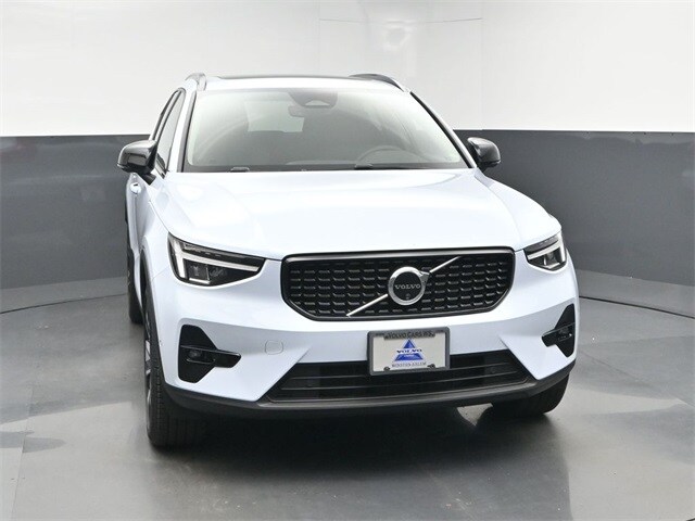 2024 Volvo XC40 Plus photo 2