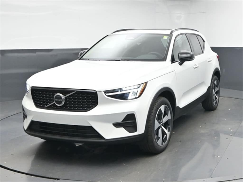 New 2026 Volvo XC40 B4 Core SUV