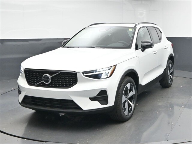 2026 Volvo XC40 Core photo 3