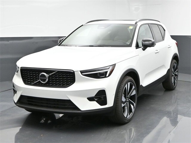 2025 Volvo XC40 Plus photo 3