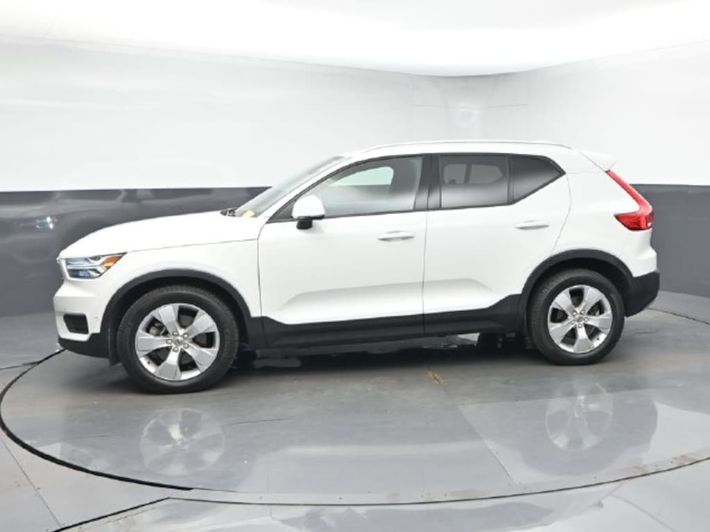 Used 2019 Volvo XC40 Momentum SUV