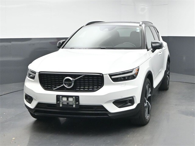 2021 Volvo XC40 R-Design photo 3