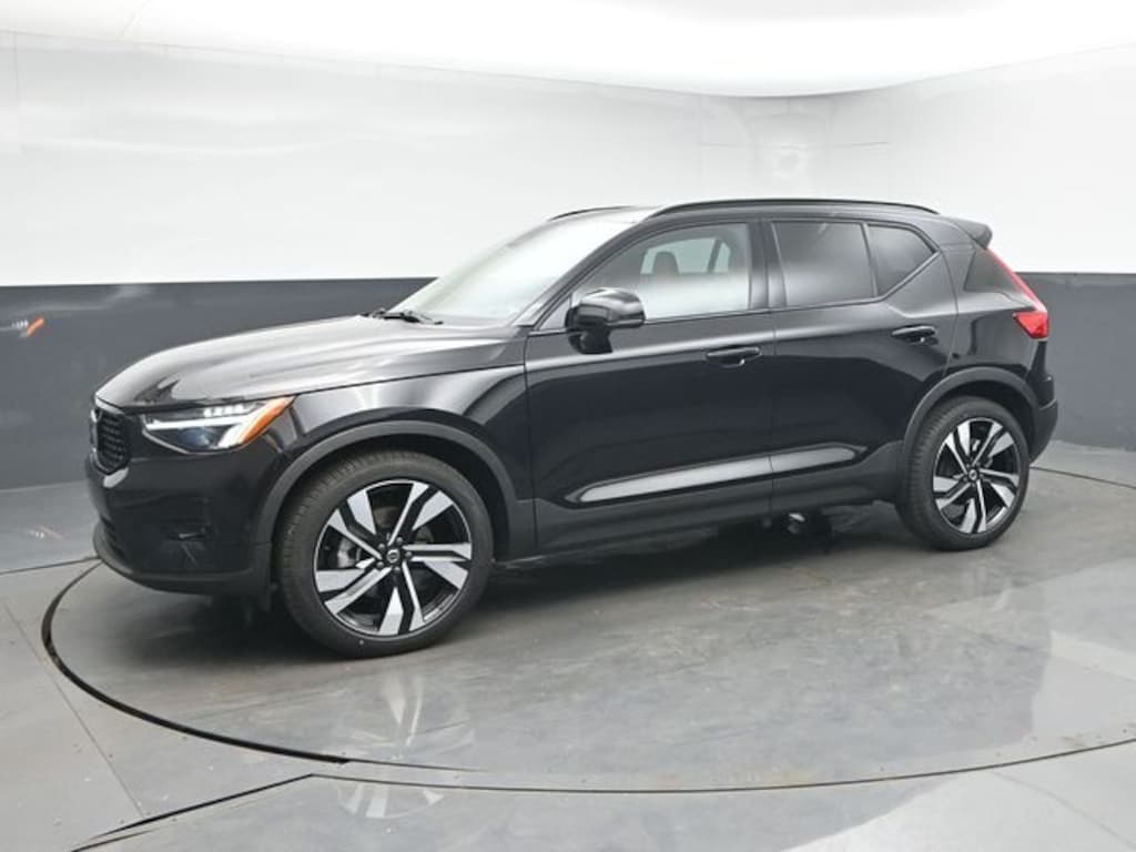 Used 2024 Volvo XC40 B5 Plus Dark Theme SUV