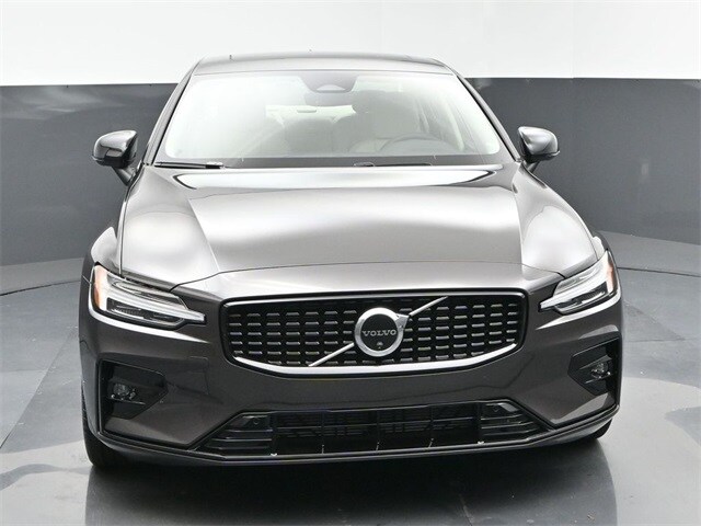 2025 Volvo S60 B5 Plus photo 2