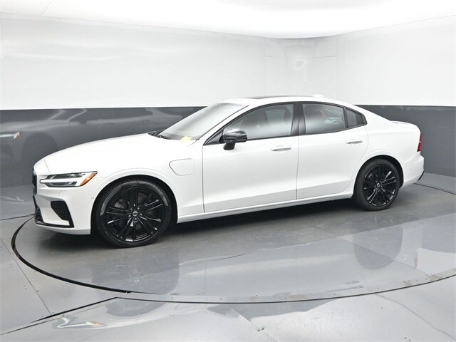 2024 Volvo S60 Ultimate Black Edition photo 3