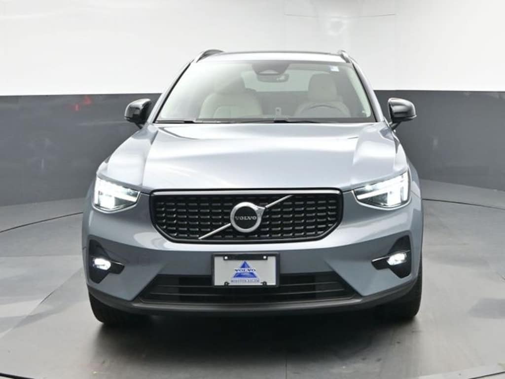 Used 2023 Volvo XC40 B5 Plus Dark Theme SUV