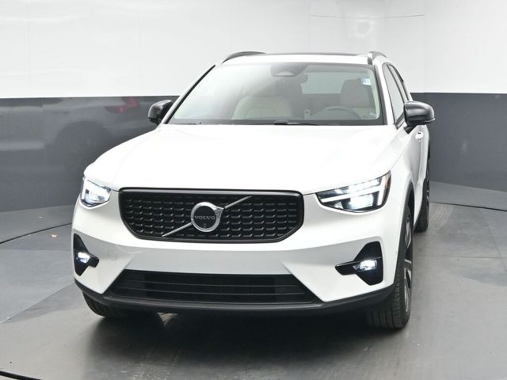 New 2025 Volvo XC40 B5 Plus Dark Theme SUV
