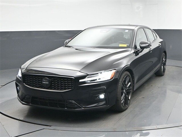 2023 Volvo S60 B5 Plus Black Edition photo 2