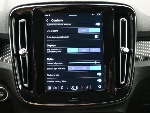 2024 Volvo XC40 Plus - Photo 17