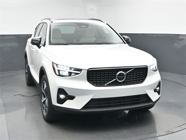 2026 Volvo XC40 Plus photo 2