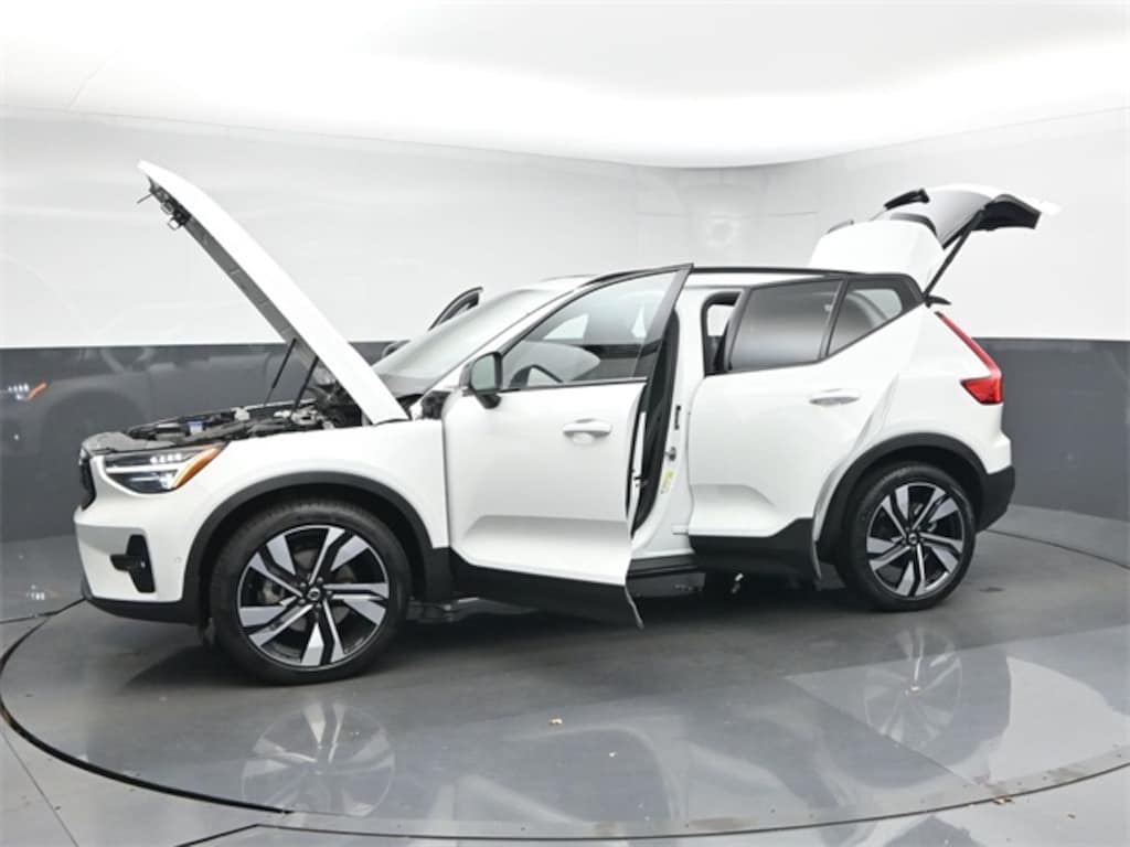 Used 2024 Volvo XC40 B5 Plus Dark Theme SUV