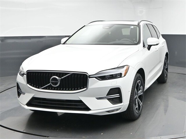 2022 Volvo XC60 B5 Momentum photo 3