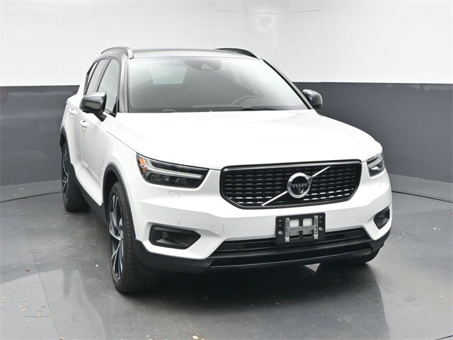 2021 Volvo XC40 R-Design photo 2