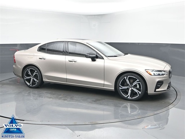 2024 Volvo S60 Plus's photo