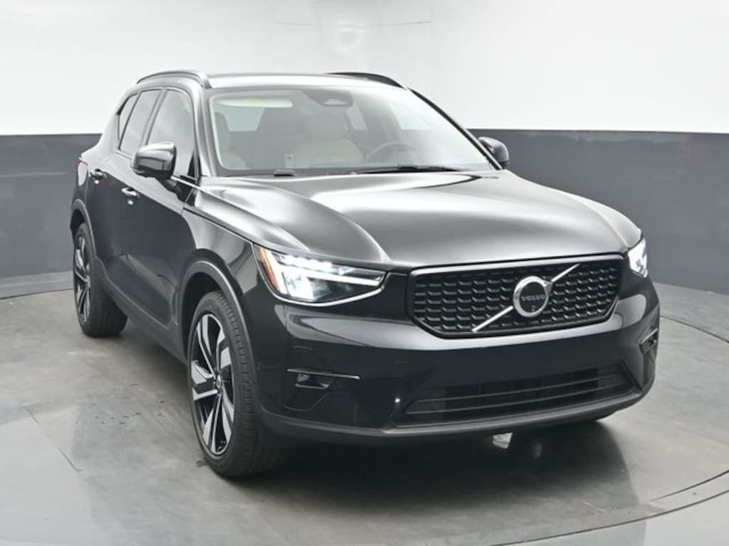 Used 2024 Volvo XC40 B5 Plus Dark Theme SUV