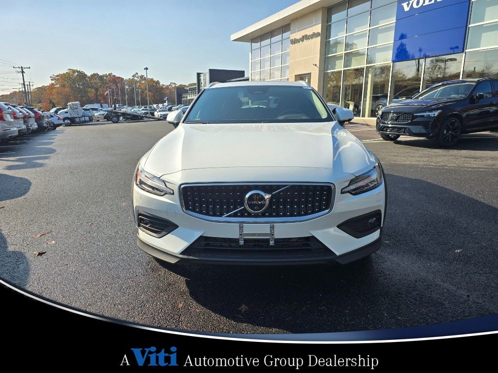 2025 Volvo V60 Cross Country B5 Plus photo 3