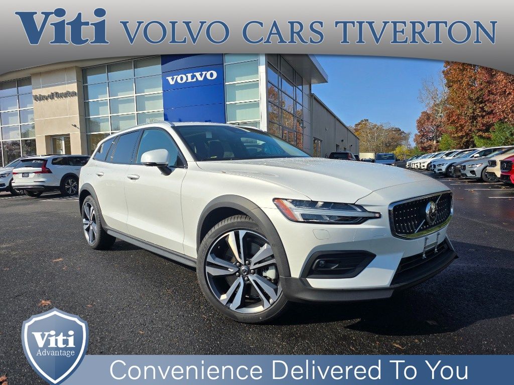2025 Volvo V60 Cross Country Plus's photo