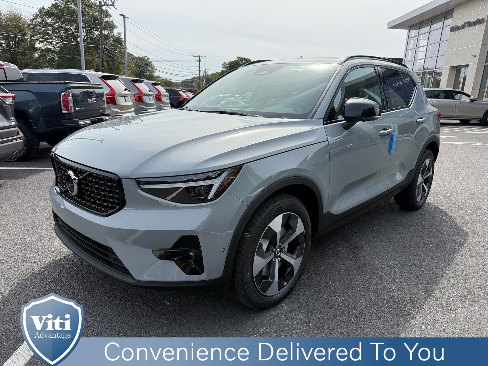 2026 Volvo XC40 Plus photo 2