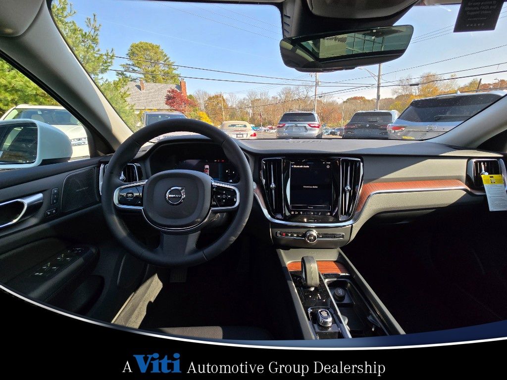 2025 Volvo V60 Cross Country B5 Plus photo 2