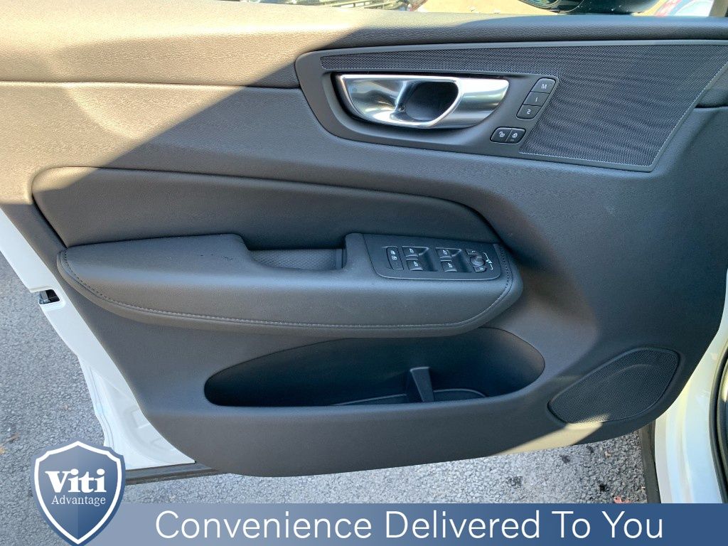 2025 Volvo XC60 Plus - Photo 11