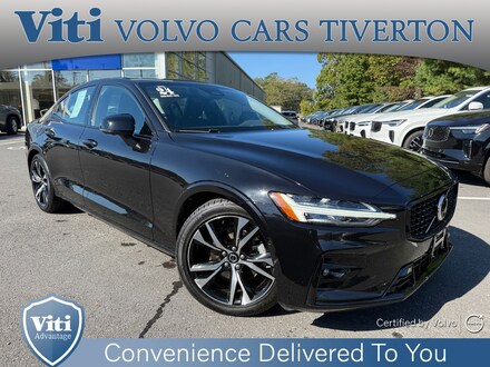2024 Volvo S60 B5 Plus Dark Sedan