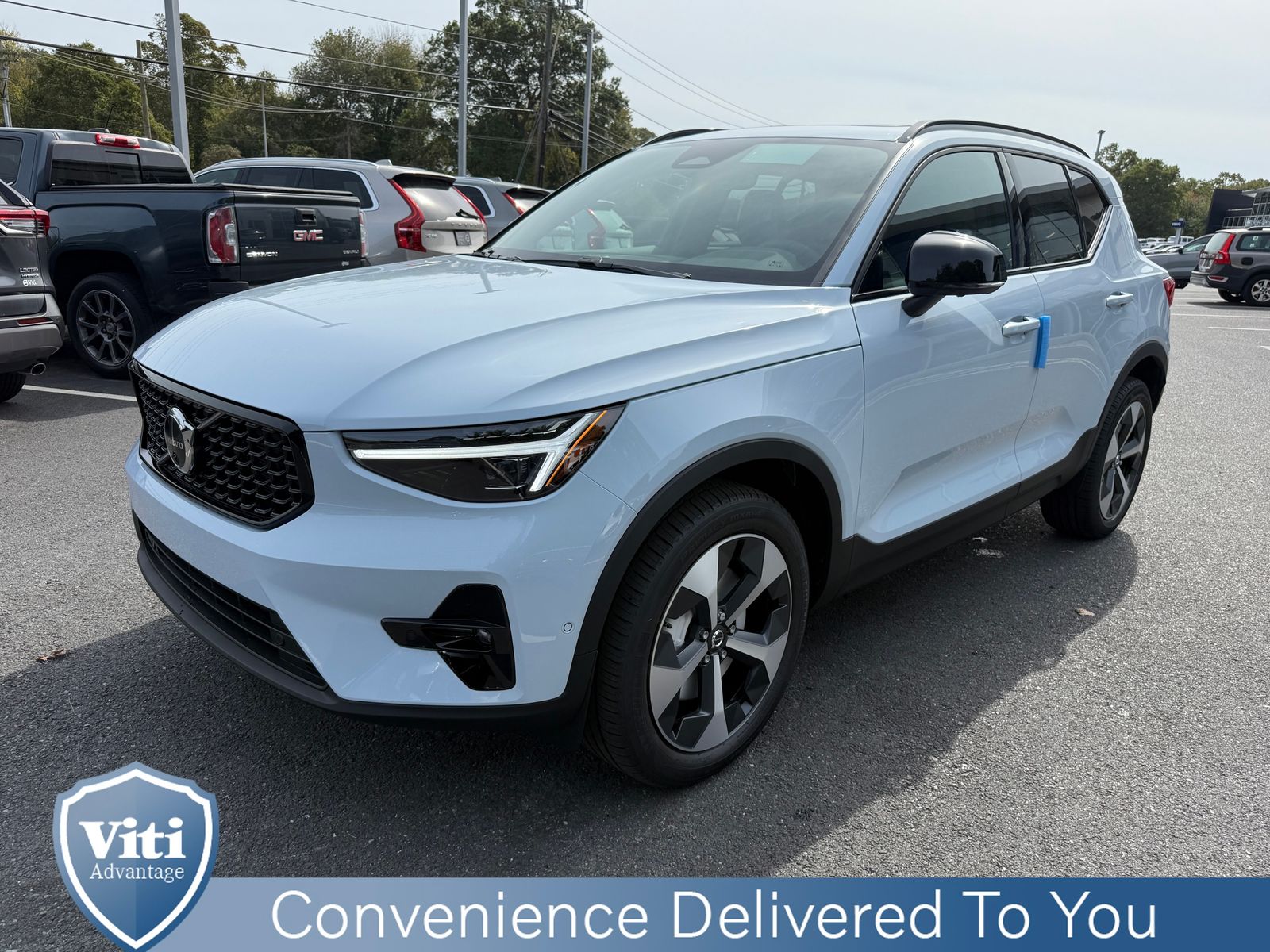 2026 Volvo XC40 Plus photo 2
