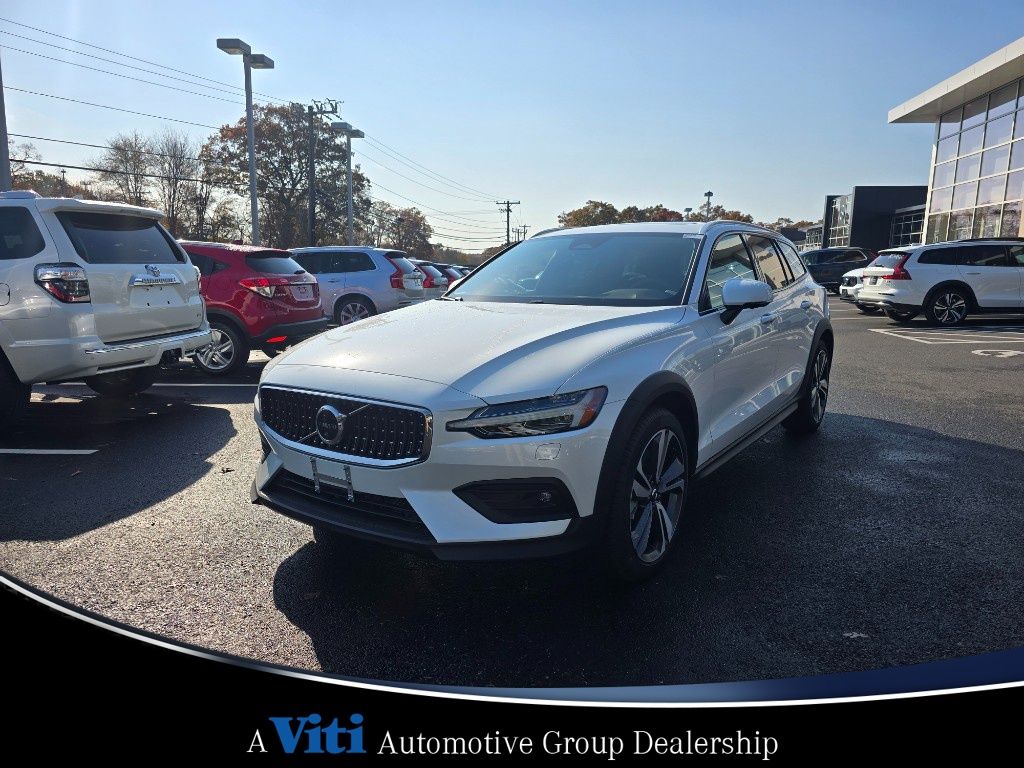 2025 Volvo V60 Cross Country B5 Plus photo 4
