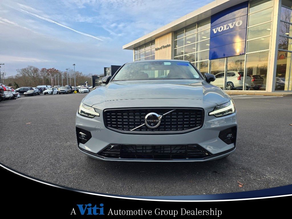 2025 Volvo S60 B5 Plus photo 2