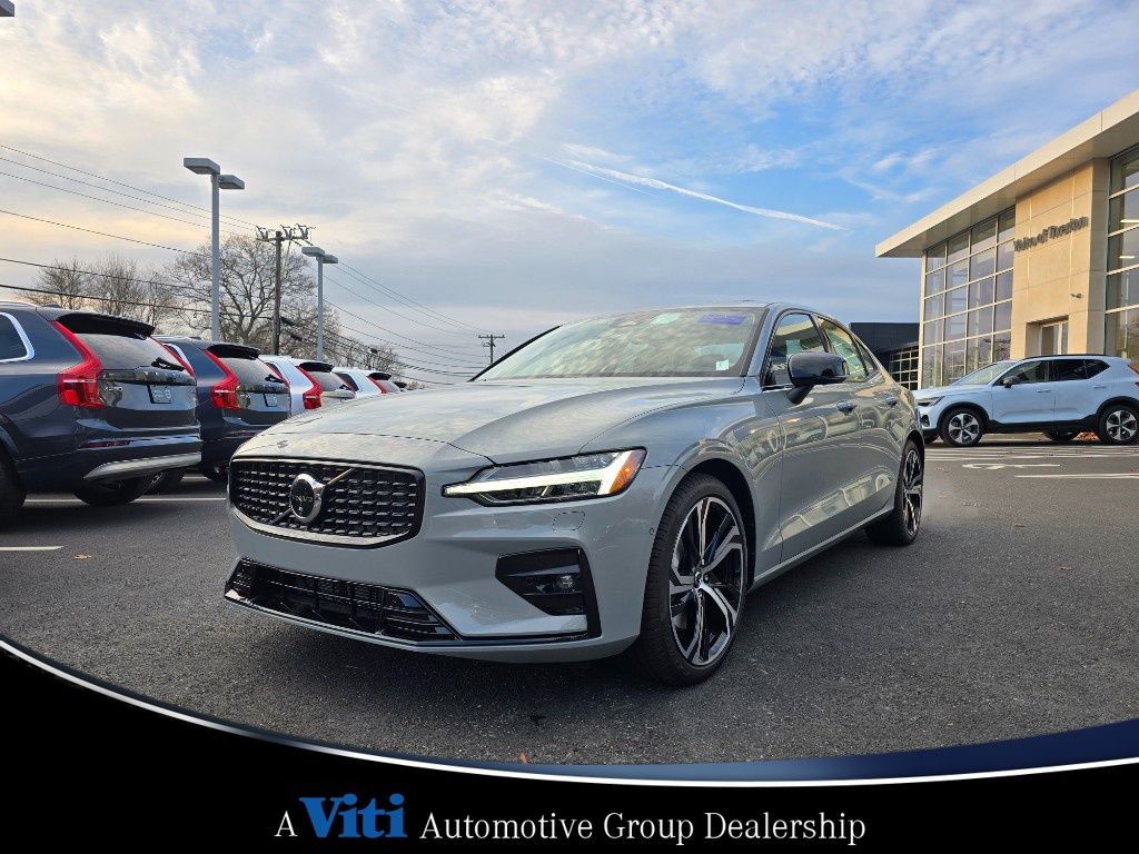 2025 Volvo S60 B5 Plus photo 3