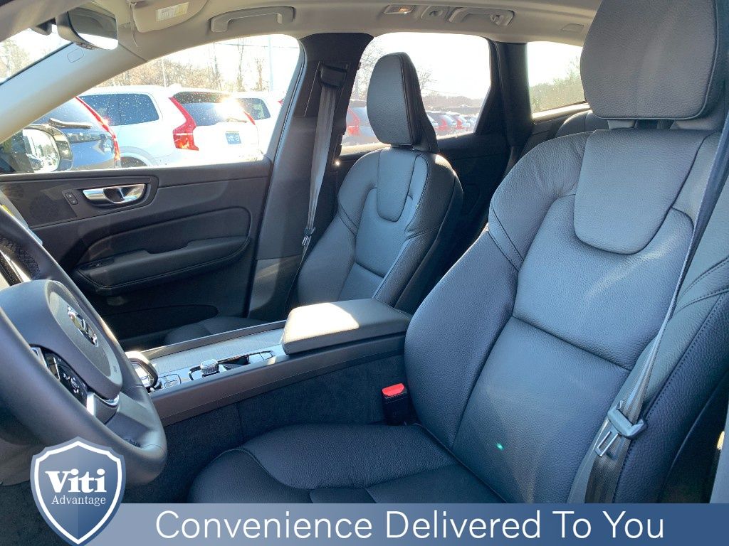 2025 Volvo XC60 Plus - Photo 12