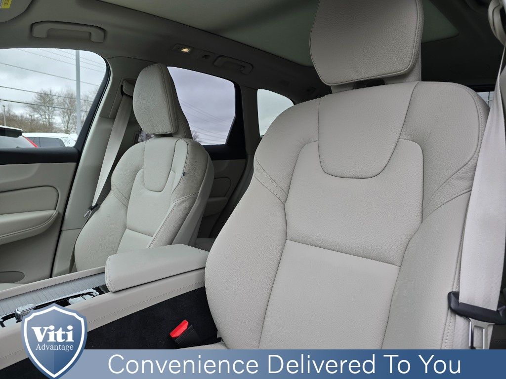 2025 Volvo XC60 Plus - Photo 13