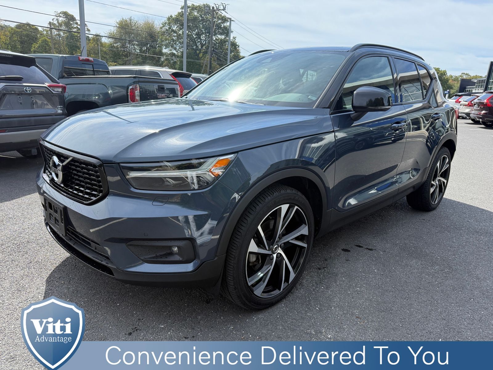 2022 Volvo XC40 T5 AWD R-Design photo 2
