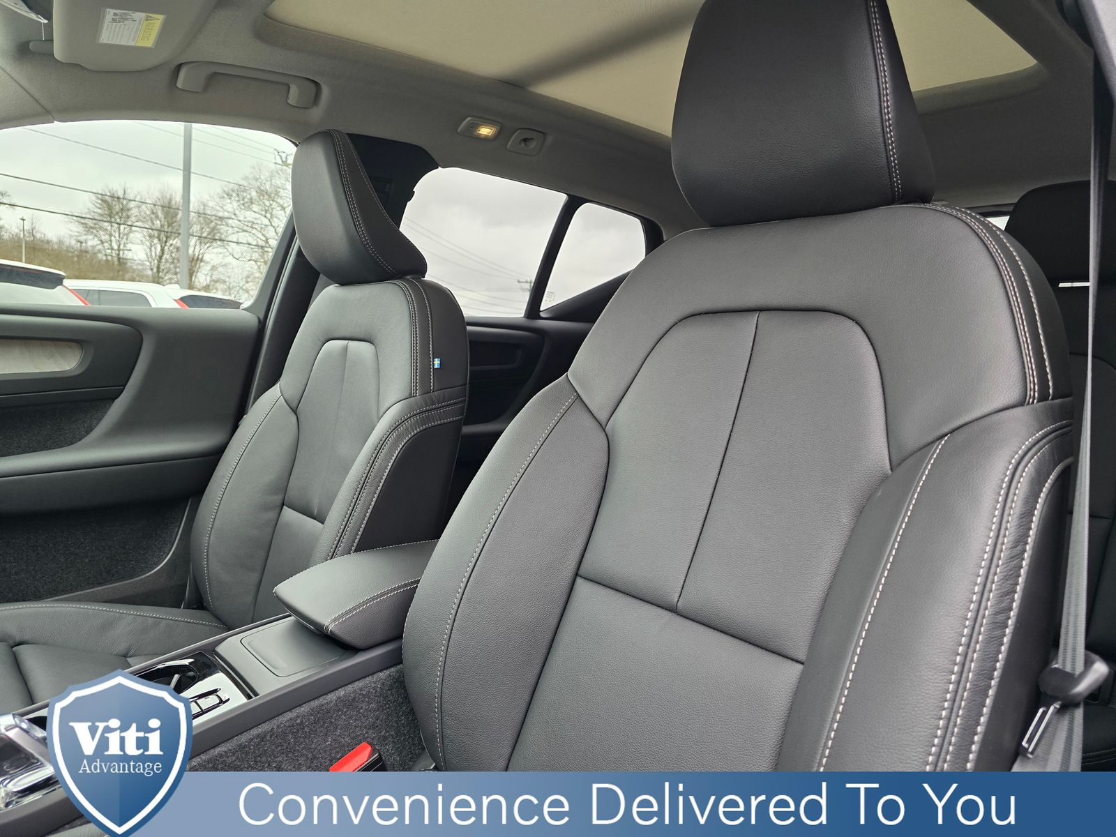 2025 Volvo XC40 Plus - Photo 13