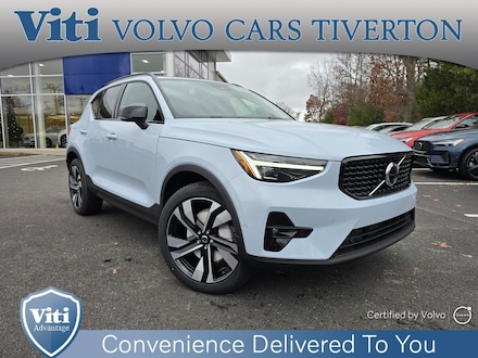 2025 Volvo XC40 B5 Plus Dark Theme SUV