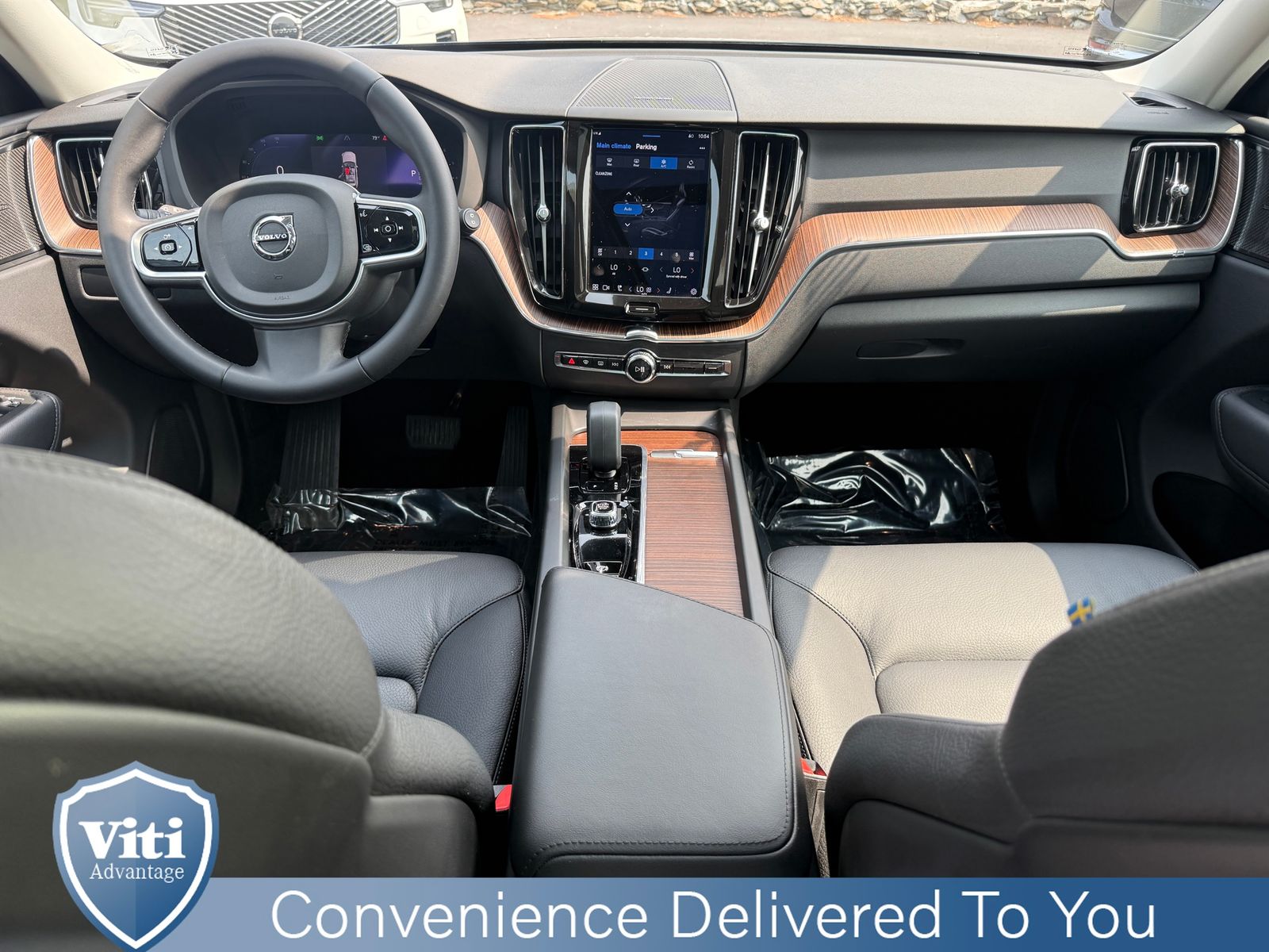 2023 Volvo XC60 B5 Plus photo 2