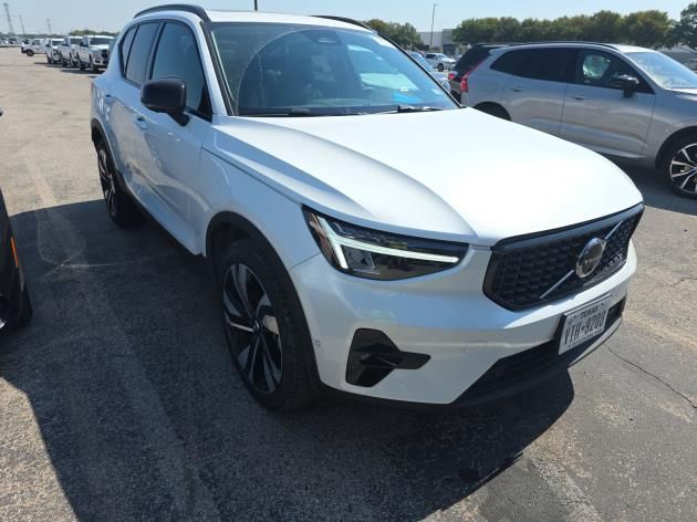 2025 Volvo XC40 Plus photo 2